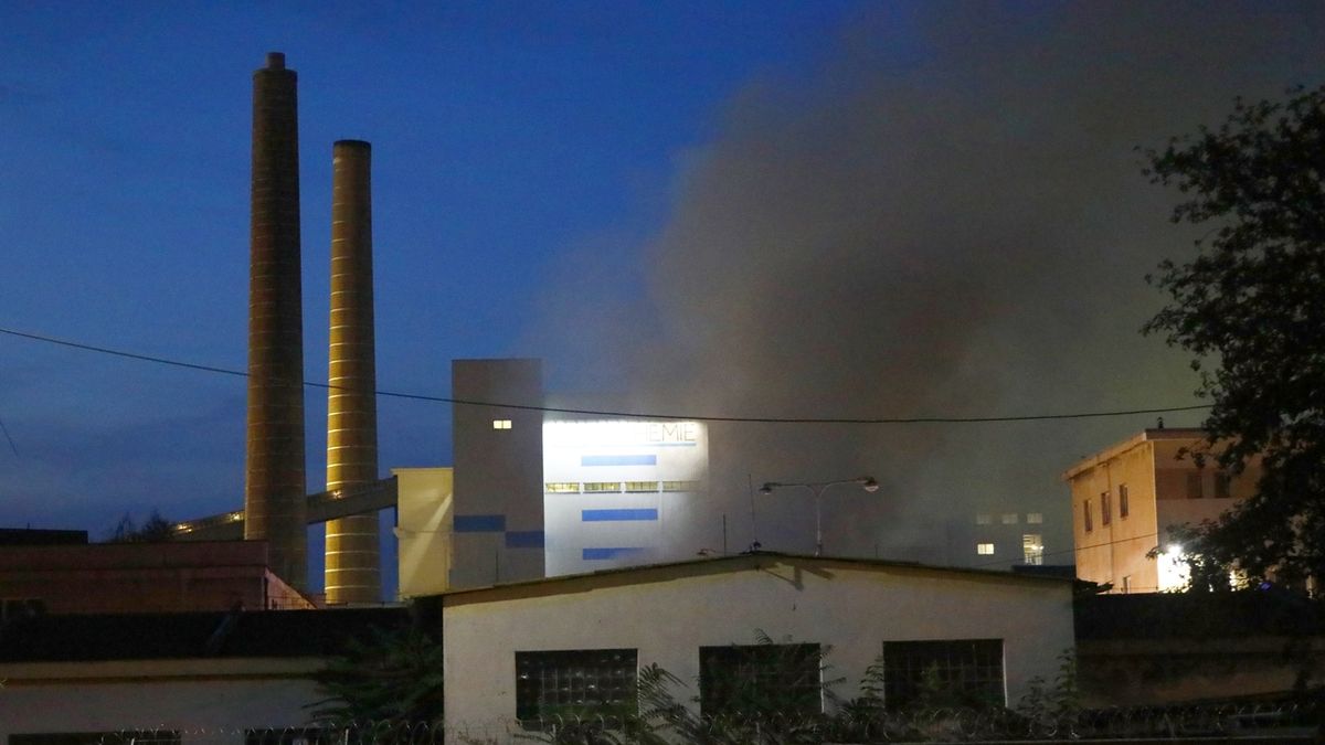 Požár v areálu chemičky v Lovosicích (29. srpna 2019).