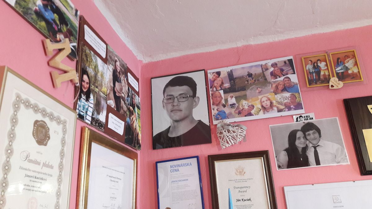 Rodiče Jána Kuciaka mají na zdi ve svém domě fotografie svého syna i jeho snoubenky 