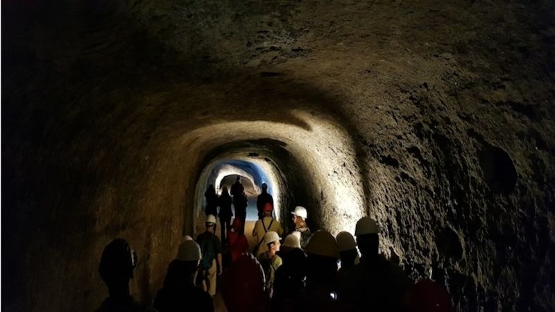 Historicky první návštěvnická skupina z řad veřejnosti v podzemí dolu.