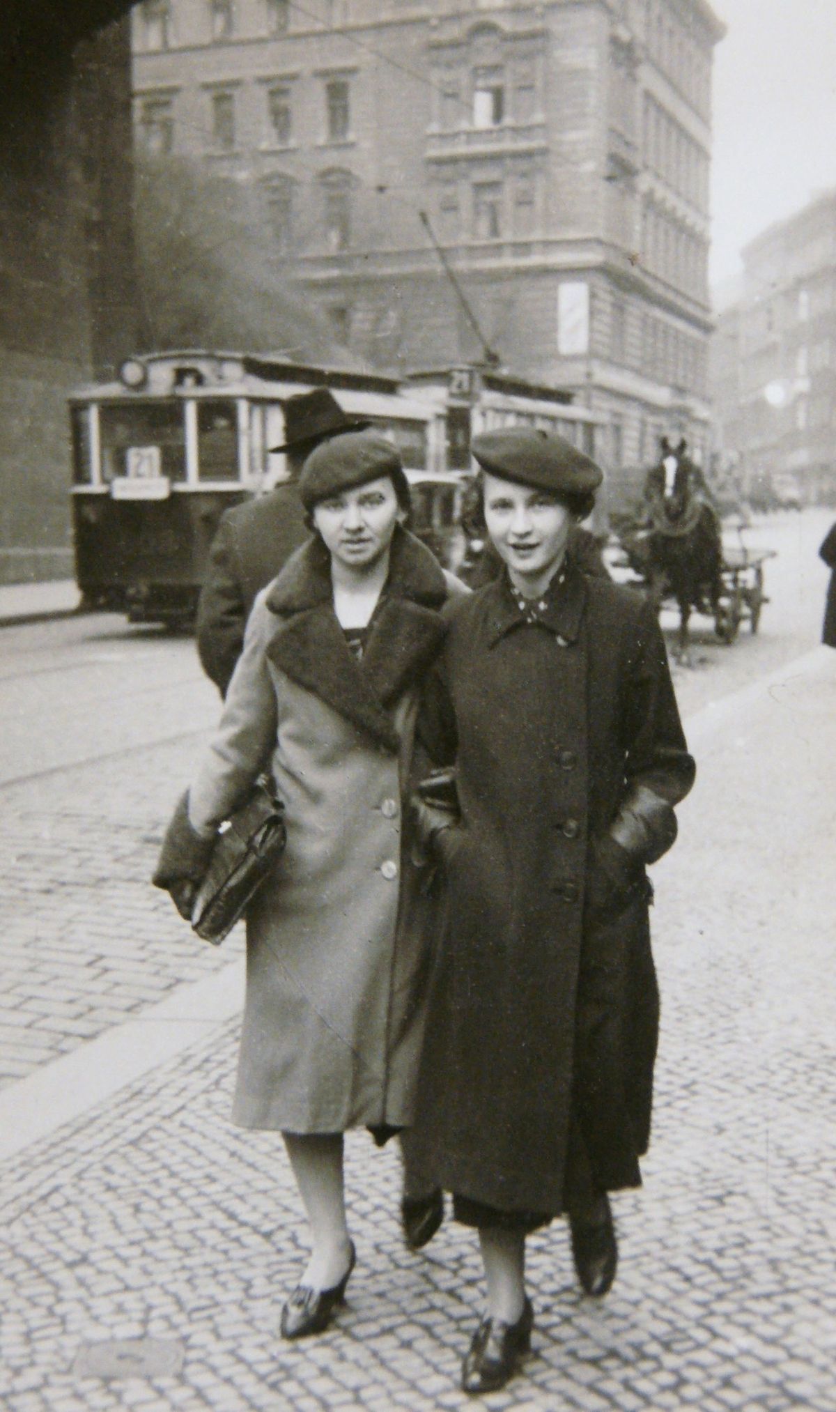 V roce 1935 byla mladá, krásná a žila v Praze (vpravo)