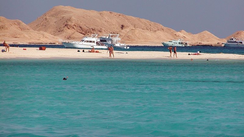 Písčitý ostrůvek v Rudém moři nedaleko Hurgády znají turisté jako Paradise Island. Při lodních výletech je toto místo oblíbenou zastávkou.
