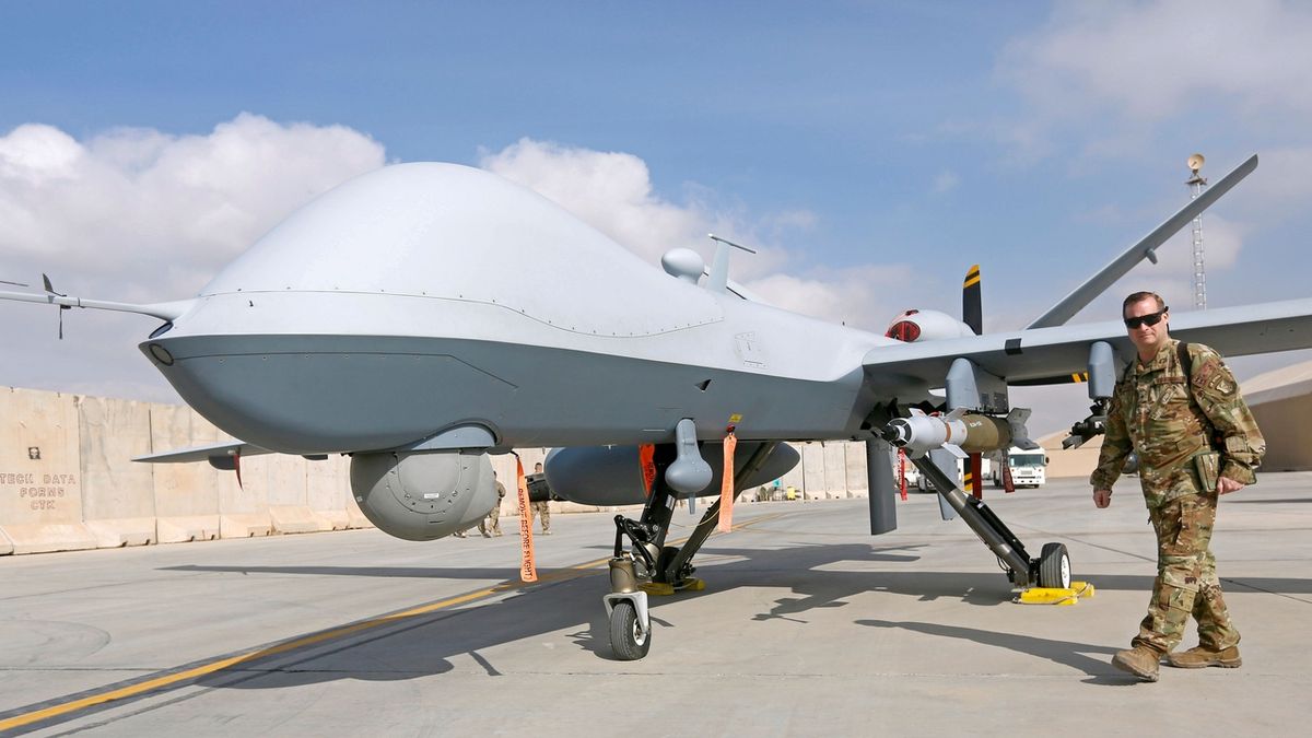 Příslušník amerického letectva USAF před útočným dronem MQ-9 Reaper 