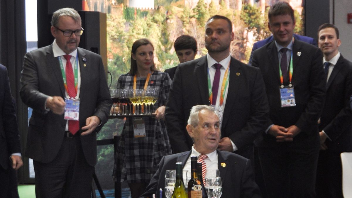Prezident Miloš Zeman (v čele stolu) navštívil českou expozici na dovozním veletrhu China International Import Expo (CIIE) v Šanghaji. Vlevo je ministr dopravy Dan Ťok a vpravo ministr zahraničních věcí Tomáš Petříček.