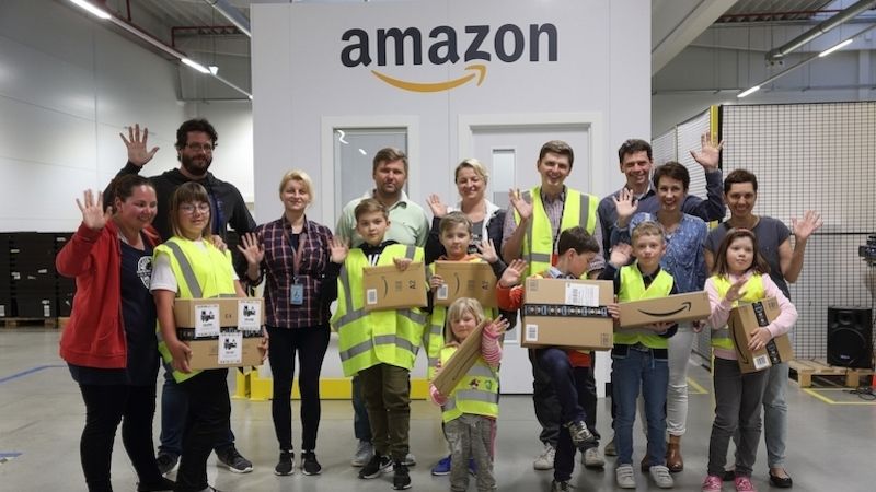 Zaměstnanci Amazonu se svými dětmi a René Nekudou.