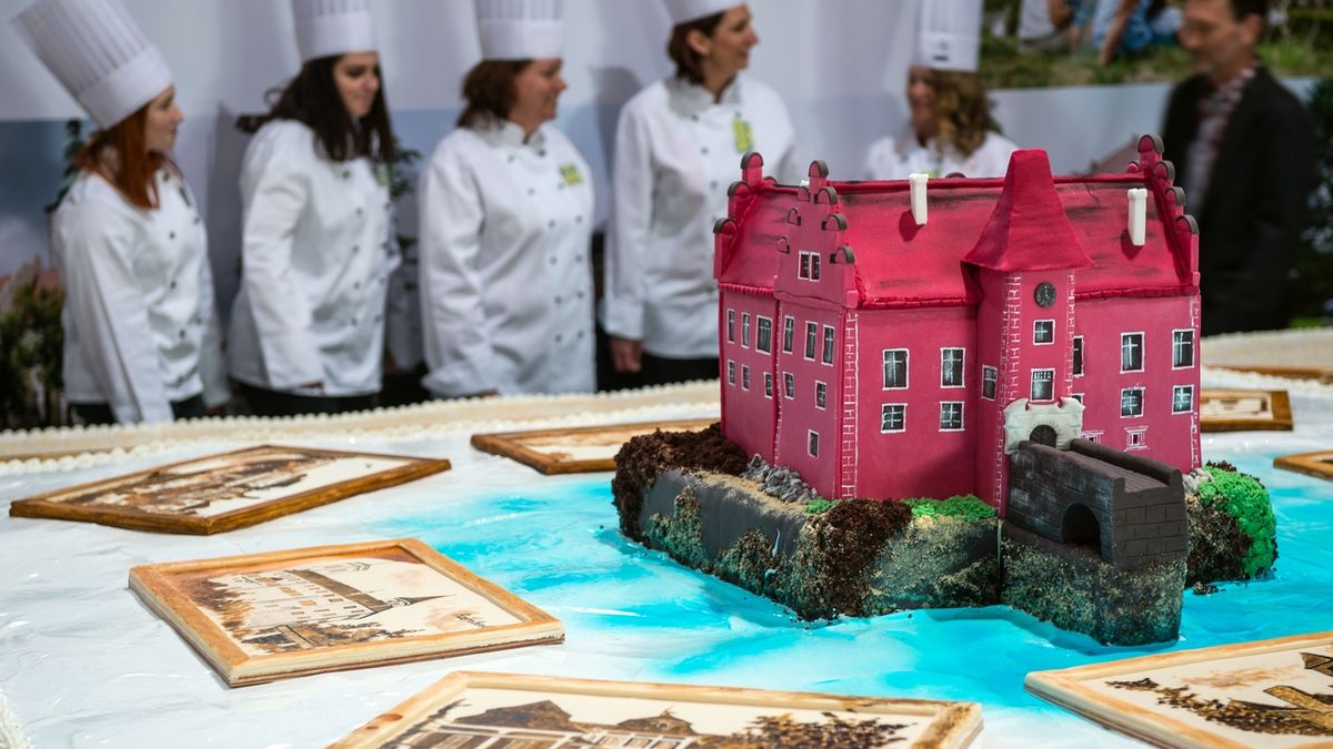 Dominantou dortu je zámek Červená Lhota.