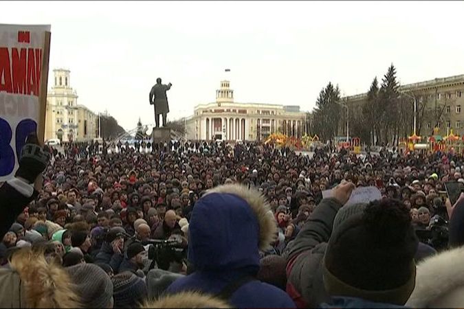 BEZ KOMENTÁŘE: Tisíce lidí demonstrují v Kemerovu kvůli tragickému požáru nákupního centra