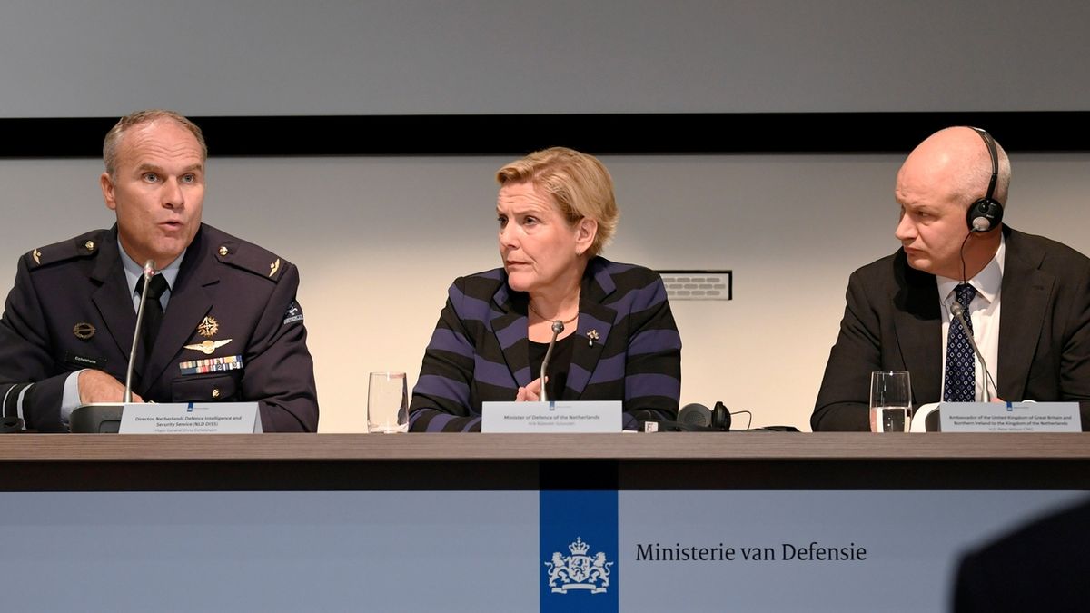 Generál Eichelsheim, nizozemská ministryně obrany Anke Bijleveldová (uprostřed) a britský velvyslanec Wilson 