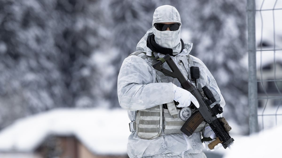 Ozbrojený švýcarský policista v Davosu