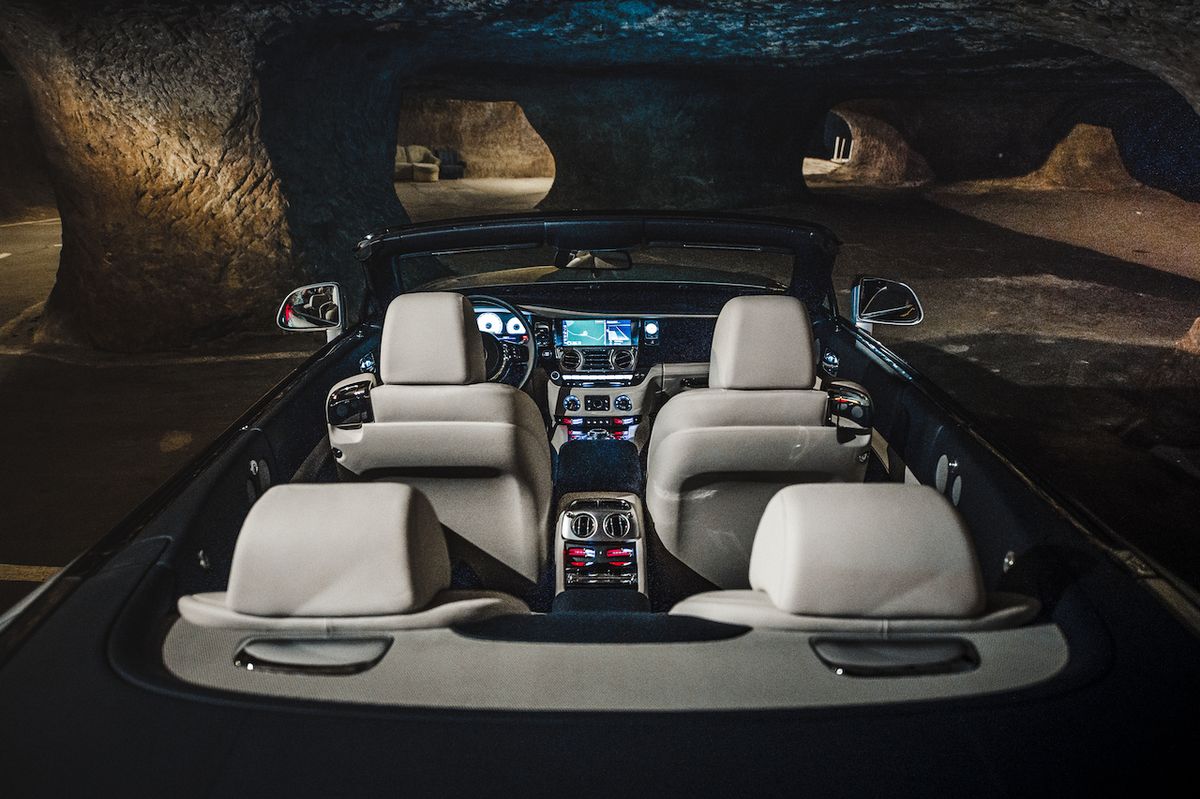 Interiér vozidla Rolls Royce Dawn v Pekelných dolech