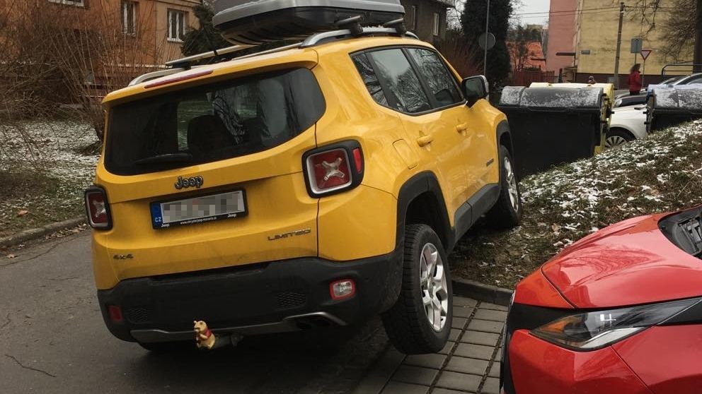 Svérázné parkování Jeepu Renegade