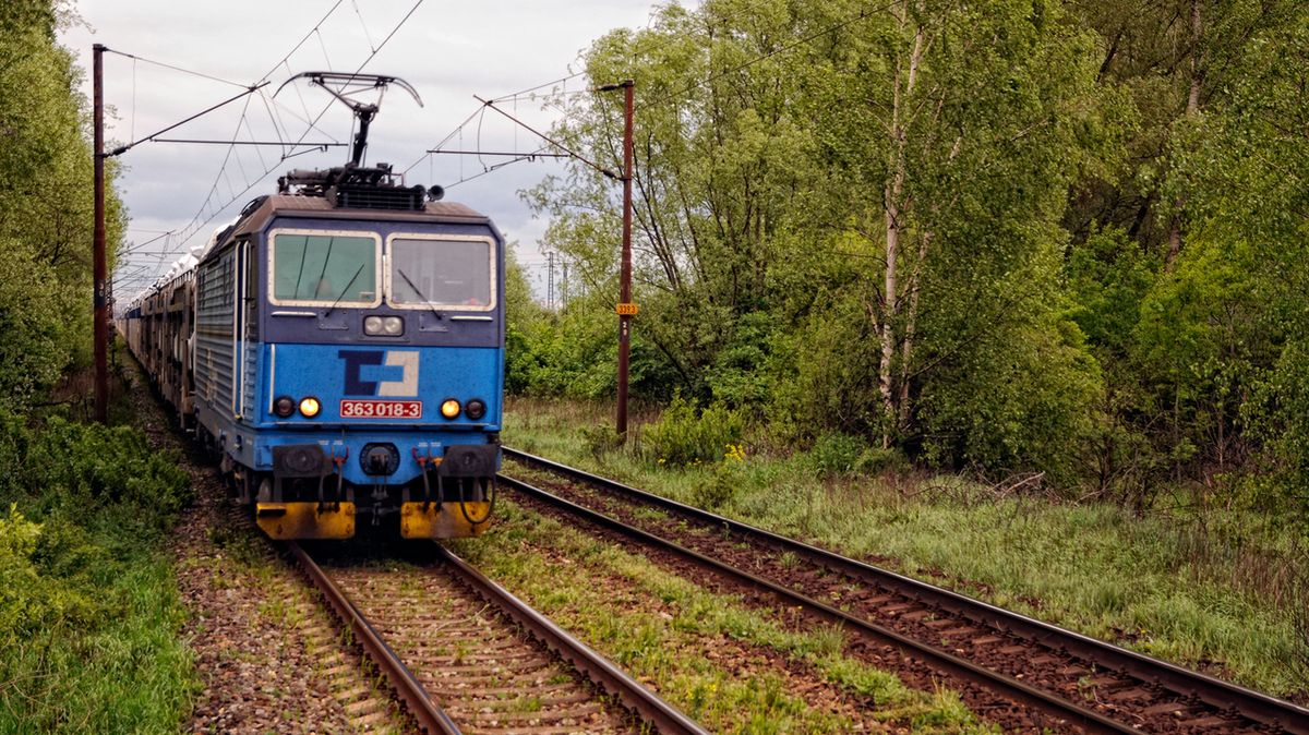 Vlak v Nymburce projel návěstidlo stůj, spoje nabraly zpoždění