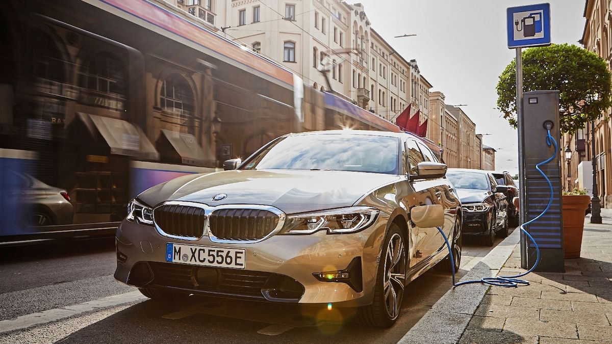 BMW odmění řidiče elektrifikovaných vozidel. Body dostanou za jízdu i nabíjení