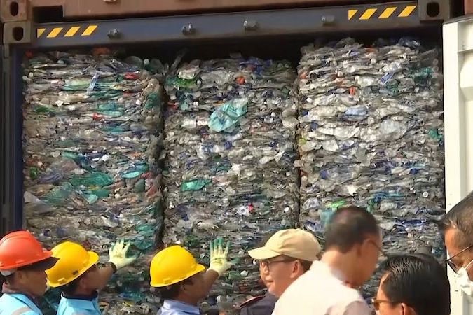 BEZ KOMENTÁŘE: Indonésie vrací zpátky západním státům 547 kontejnerů s plasty