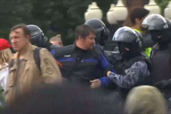 BEZ KOMENTÁŘE: Na nepovolené demonstraci v Moskvě začala policie zatýkat účastníky