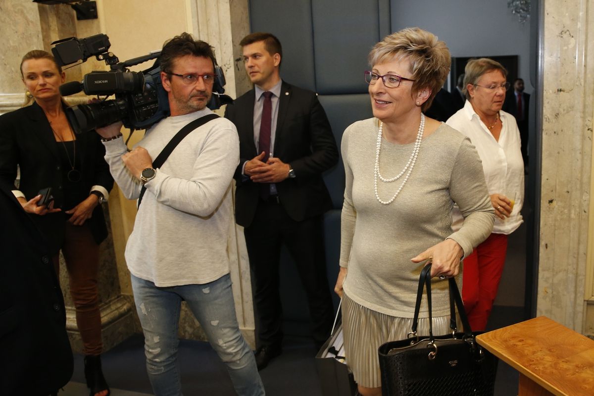 Ministryně průmyslu a obchodu Marta Nováková přichází na své poslední zasedání vlády