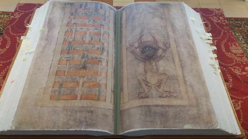 Jediná kopie slavné Ďáblovy bible, aktuální snímek z Hradce Králové