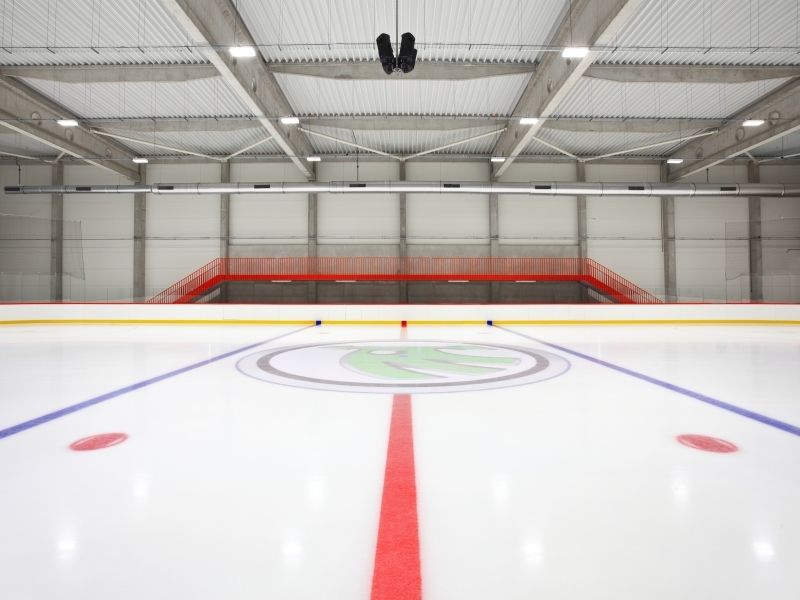 Hlavním impulsem k vybudování zimního stadiónu byla touha nabídnout amatérským hokejistům prostory k tréninkům. Zároveň se o dvojici hal střídají s dětmi a krasobruslařskou školou.