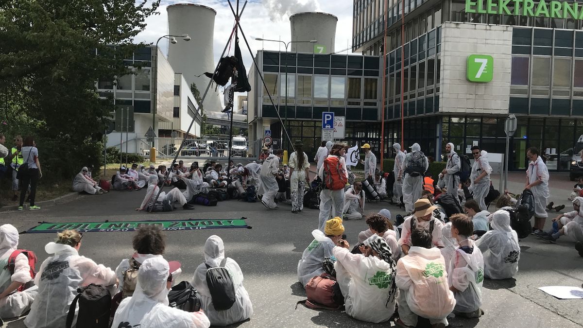 Protest ekologických aktivistů před elektrárnou Chvaletice