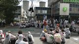 Protest proti elektrárně v Chvaleticích. Aktivisté blokují vstup do budovy
