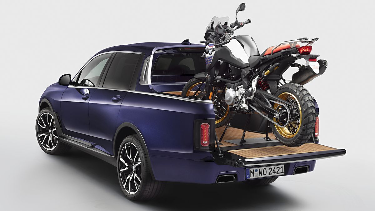 Studie X7 Pick-up se předvádí s naloženým motocyklem.