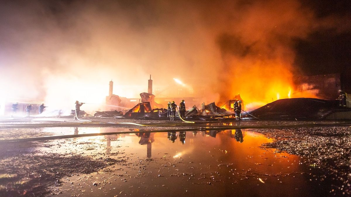 Požár skladovací haly v Josefově