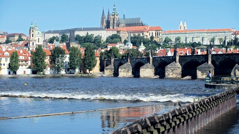 Nejznámější panoráma metropole-pohled přes Karlův most na Pražský hrad. 