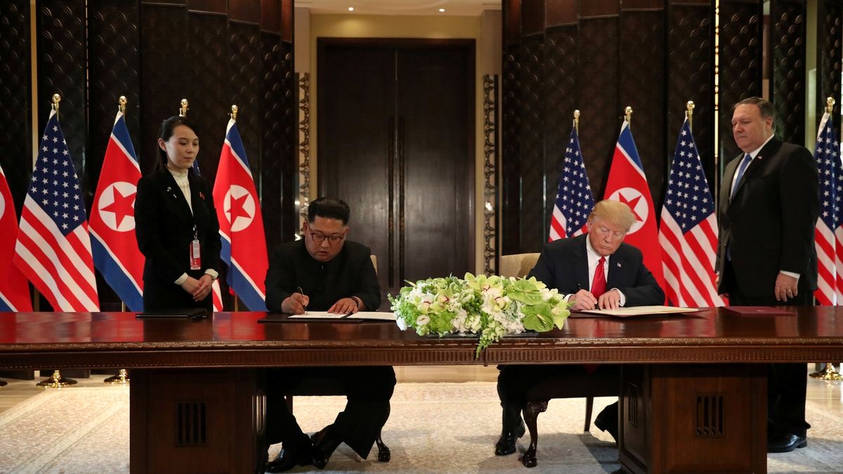 Americký prezident Donald Trump a severokorejský vůdce Kim Čong-un podepsali po loňském summitu v Singapuru společné prohlášení.