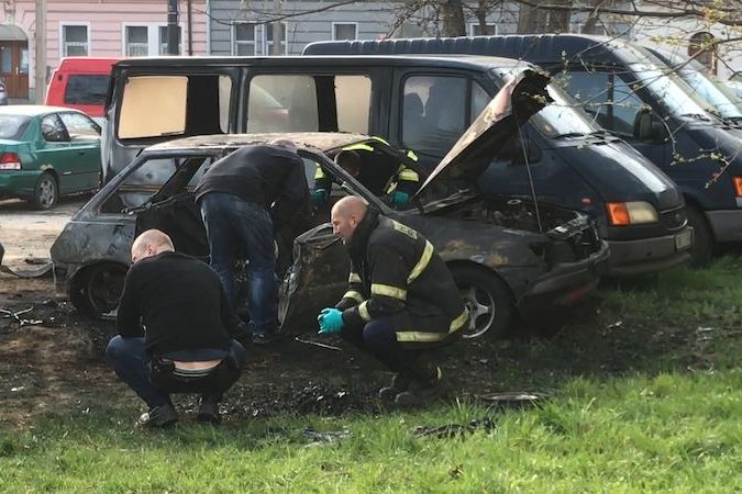 BEZ KOMENTÁŘE: Při požáru auta v Praze zemřel člověk