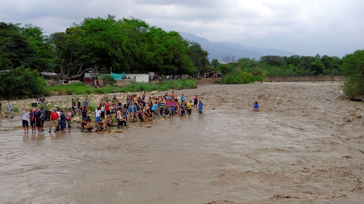 Venezuelané se pokoušejí dostat do Kolumbie přes řeku Tachiru