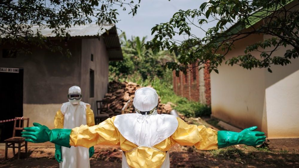 Dekontaminace zdravotníků působících v oblasti epidemie eboly v Kongu.