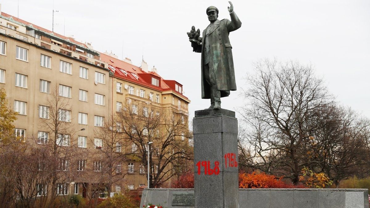 Na podstavec sochy maršála Koněva v listopadu 2017 někdo rudou barvou nasprejoval letopočty 1956, 1961, 1968 a 2017. 