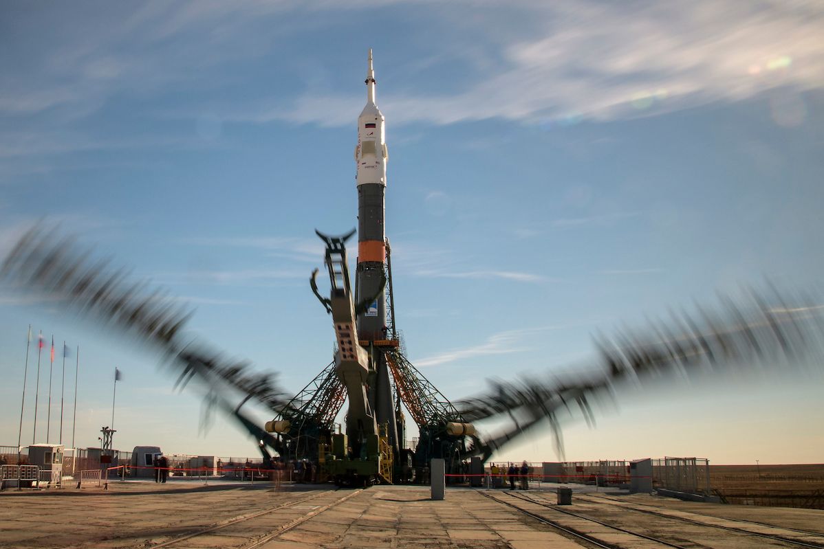 Raketa Sojuz MS-10 na kosmodromu Bajkonur během příprav na start