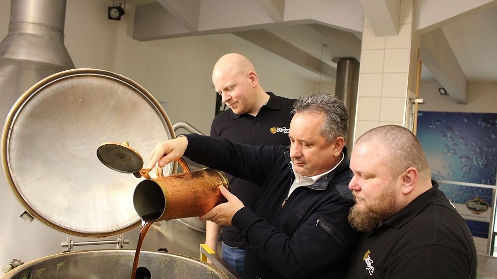Ředitel výroby brněnského pivovaru Milan Schramm vlévá do kotle ve varně tmavohnědý bylinný výluh, který je klíčem k tajemství Zeleného piva. Asistují mu vrchní sládek Ondřej Koucký (vpravo) a podsládek Martin Macků.