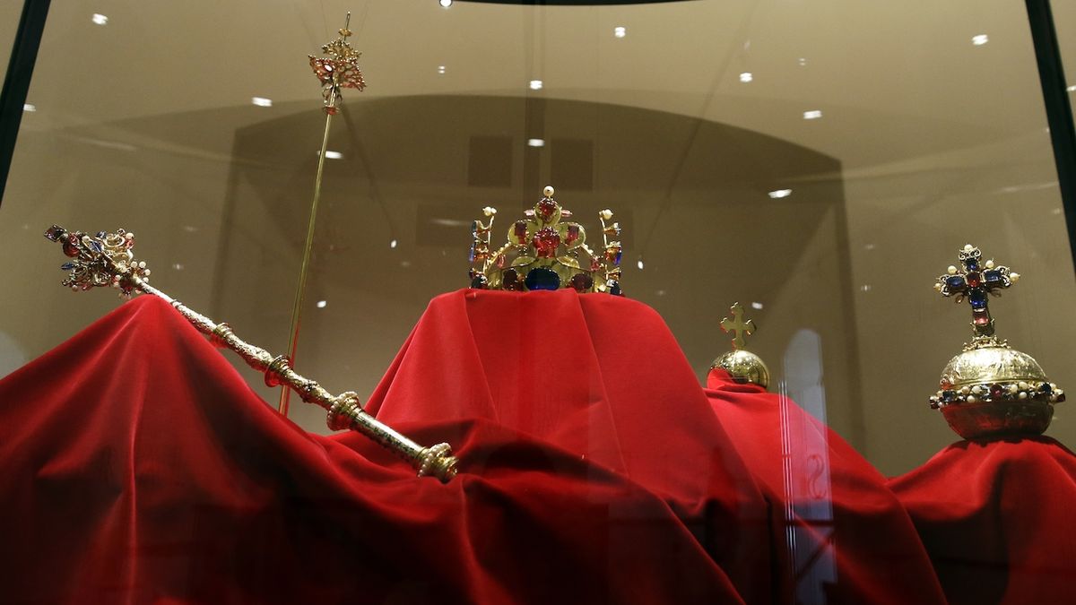 Kopie žezla, jablka a původních korunovačních klenotů Václava IV. Originály jsou uloženy v rakouské Vídni.