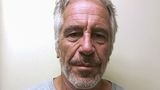 Miliardář Epstein obviněný ze zneužívání dívek spáchal v cele sebevraždu