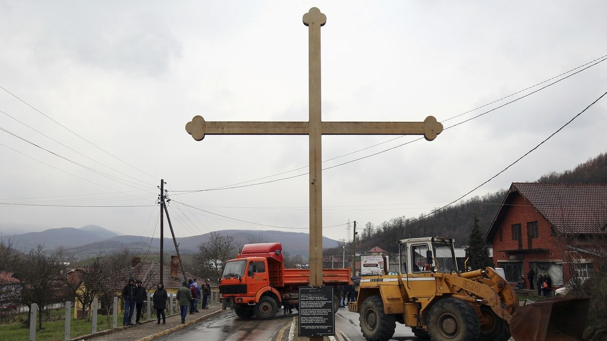 Kosovští Srbová zablokovali v úterý silnici severně od Kosovské Mitrovice 