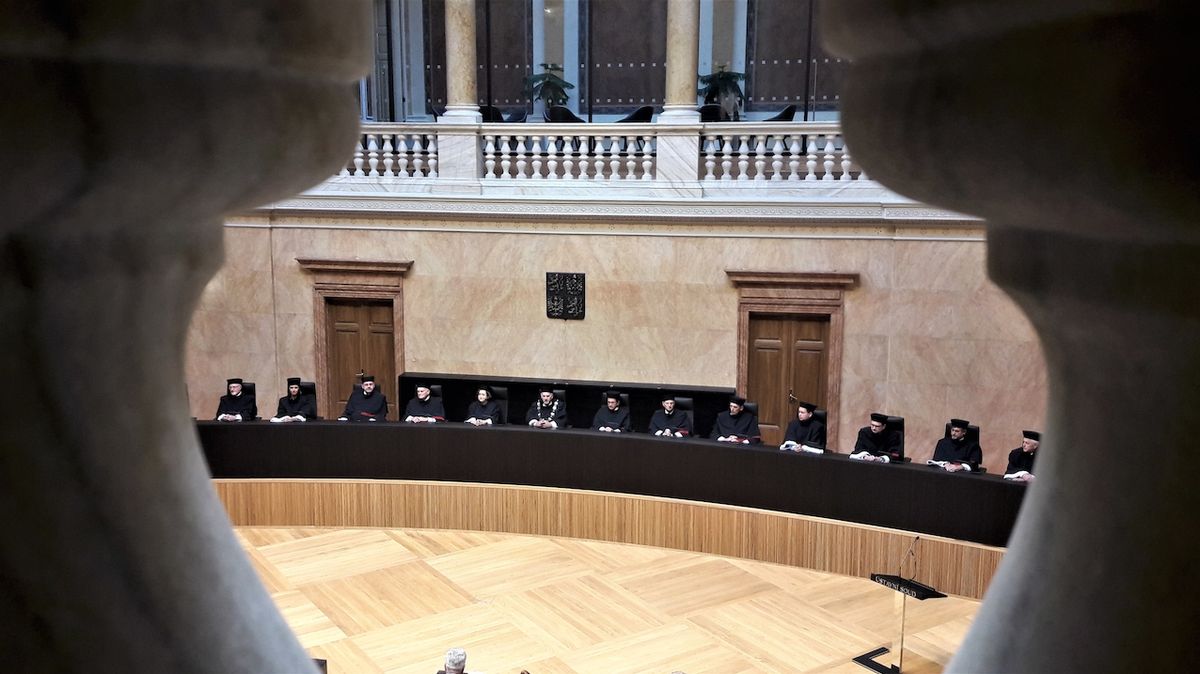 Soudci budou i nadále končit v 70 letech, zrušení věkové hranice Ústavní soud odmítl