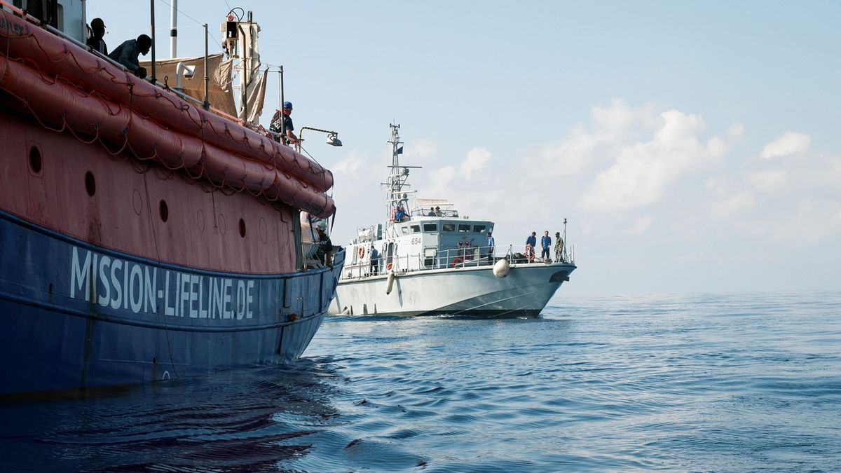 Loď libyjské pobřežní stráže u lodě s migranty provozované společností Mission Lifeline. 