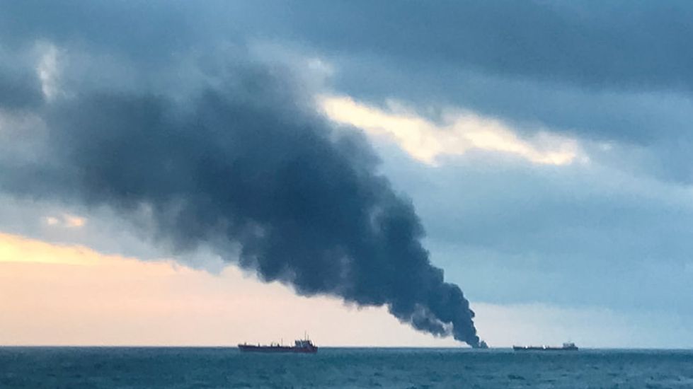Kouř stoupající z požáru lodě v Kerčském průlivu