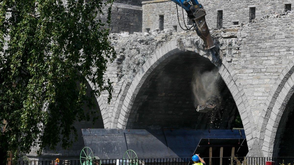 Svérázná „rekonstrukce“ gotického mostu ze 13. století.