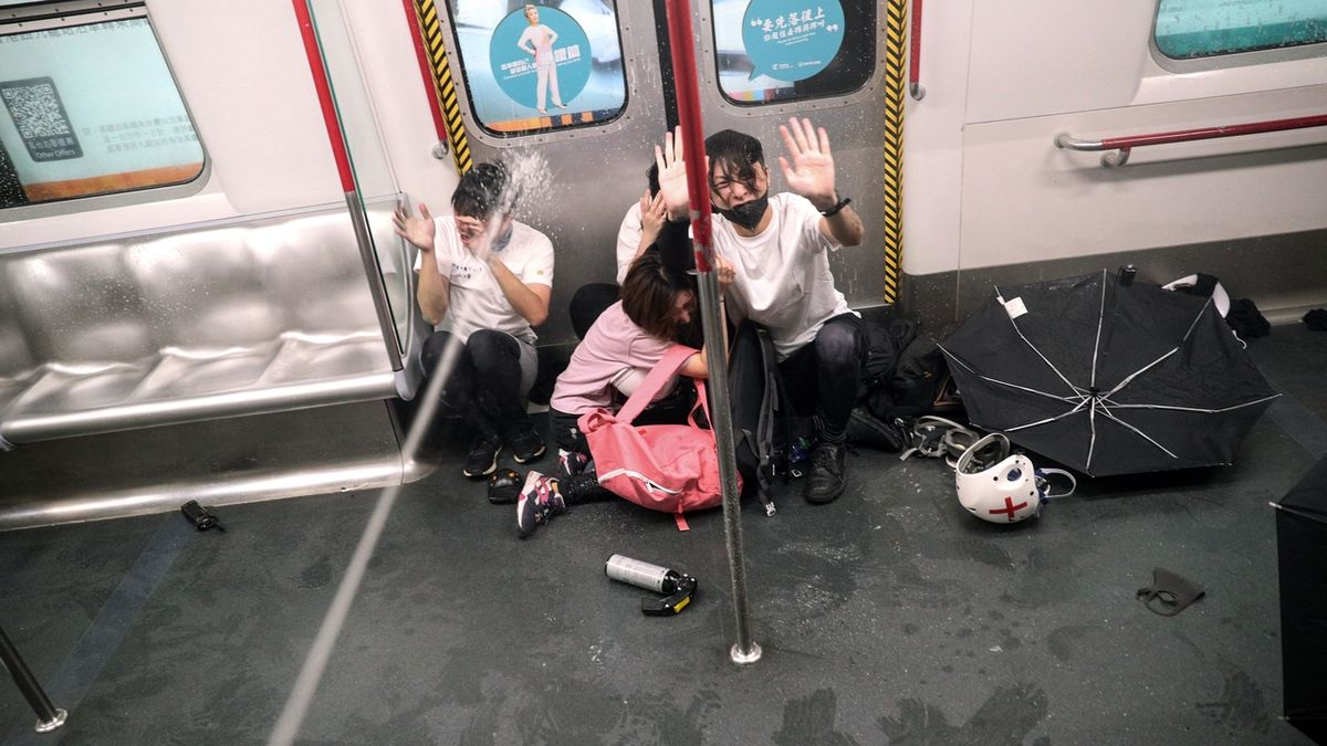 Policie při snaze dostat demonstranty z vlaku metra použila i pepřový sprej. 