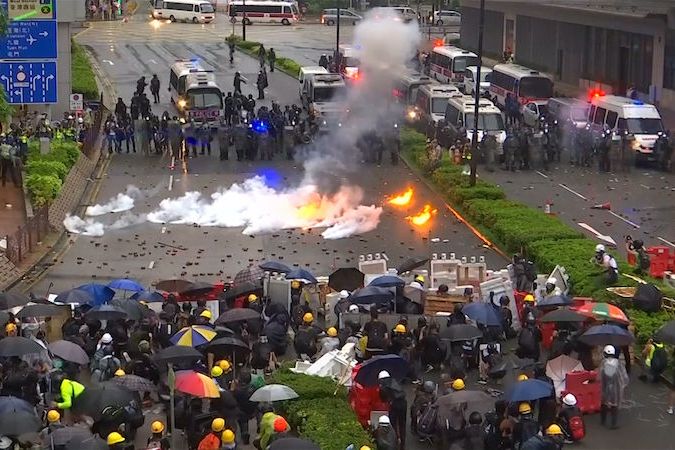 BEZ KOMENTÁŘE: Zápalné láhve, vodní děla, slzný plyn: Protesty v Hongkongu se vyostřují
