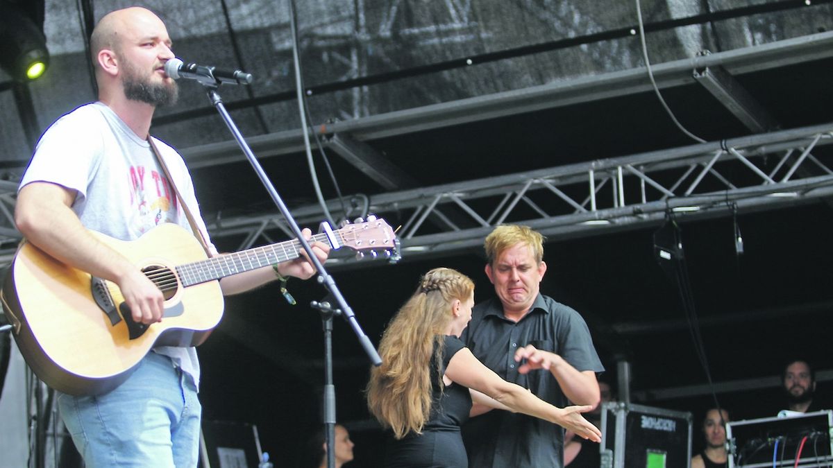 Skupina uměleckých tlumočníků do znakové řeči Hands Dance vystoupila na ostravském festivale s písničkářem Pokáčem.