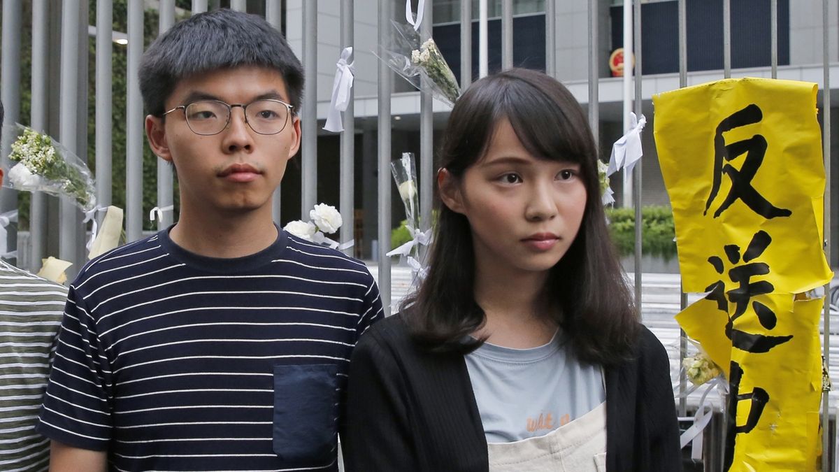 Demokratičtí aktivisté Joshua Wong a Agnes Chowová byli v pátek zadrženi.