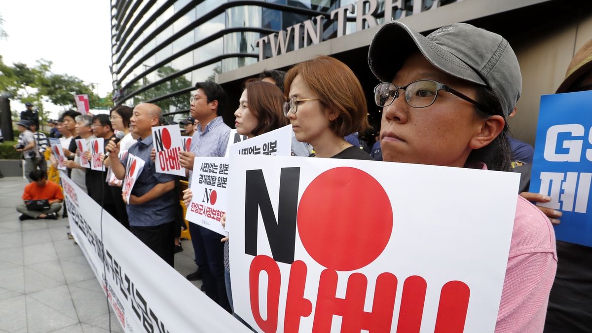 Jihokorejci protestují před japonským velvyslanectvím v Soulu. 