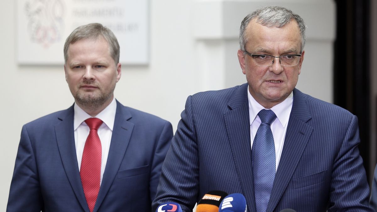 Zleva šéfové ODS Petr Fiala a předseda poslanců TOP 09 Miroslav Kalousek.