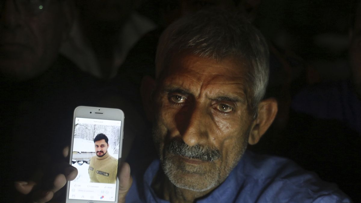 Pákistánec Muhammad Aslam ukazuje obrázek svého syna Taimúra, který ve čtvrtek padl na frontě v Kašmíru 