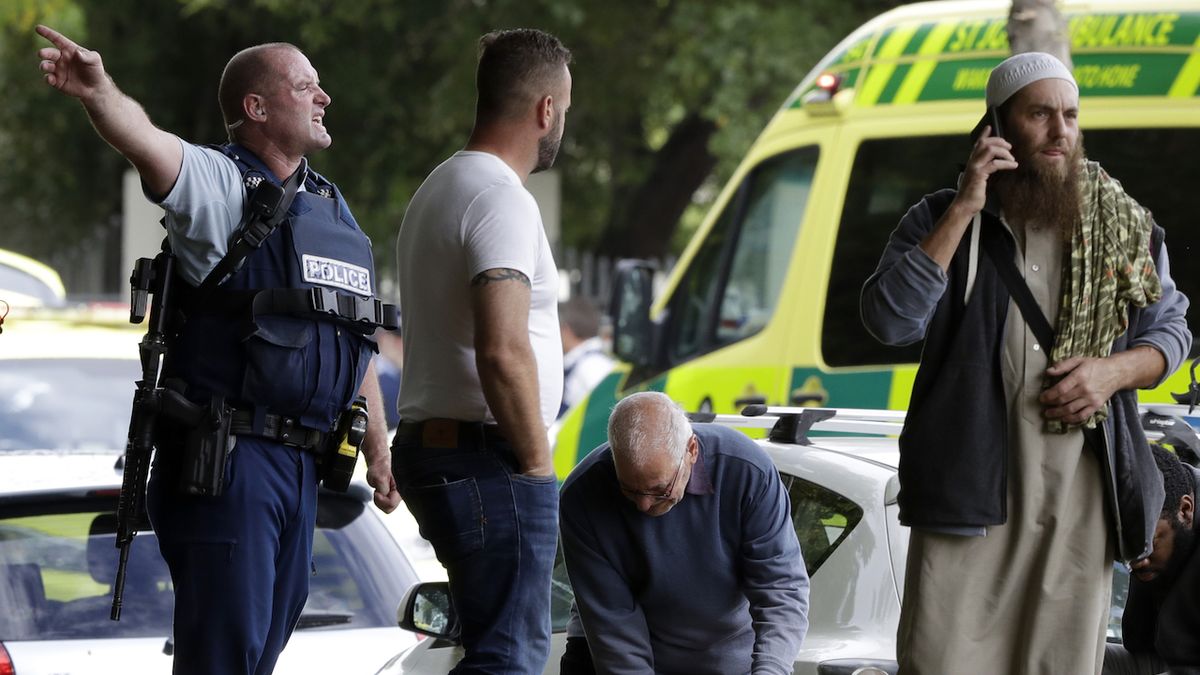 Policisté a lidé, kteří se zachránili útěkem z mešity v Christchurchi.