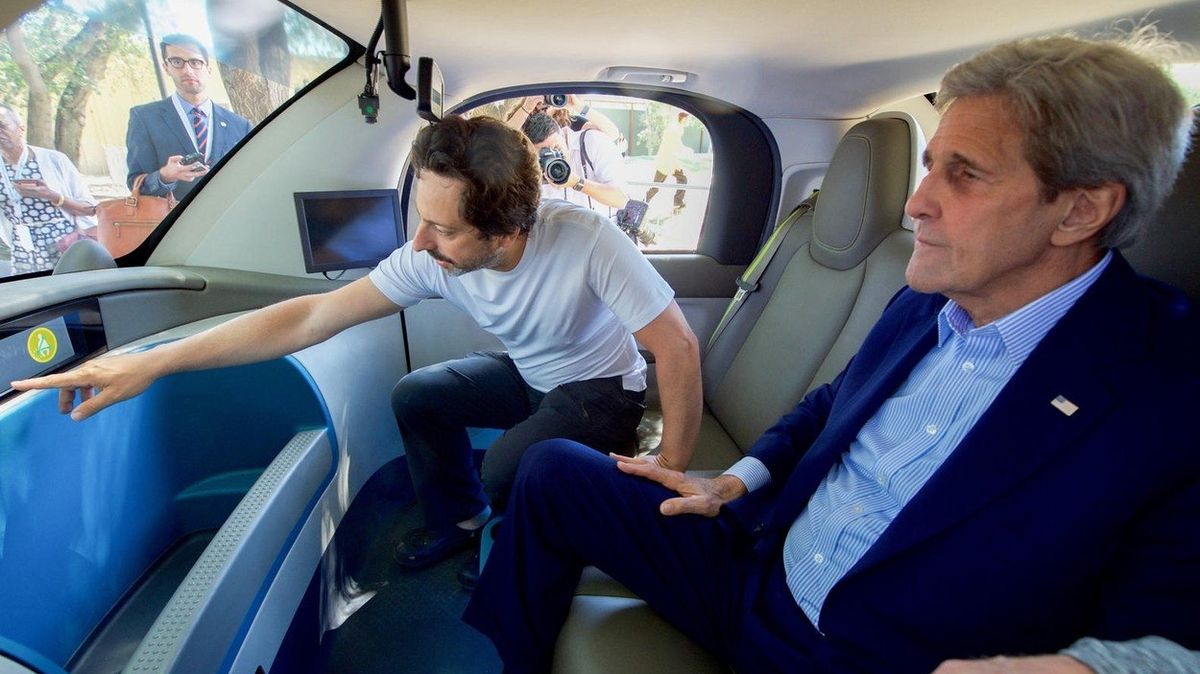 Spoluzakladatel společnosti Google Sergey Brin (vlevo) a exministr zahraničí USA John Kerry v samořídícím autě, 2016
