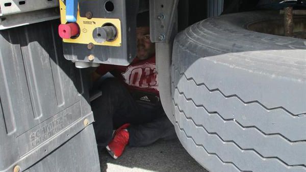 Afghánec ukrytý v kamionu.